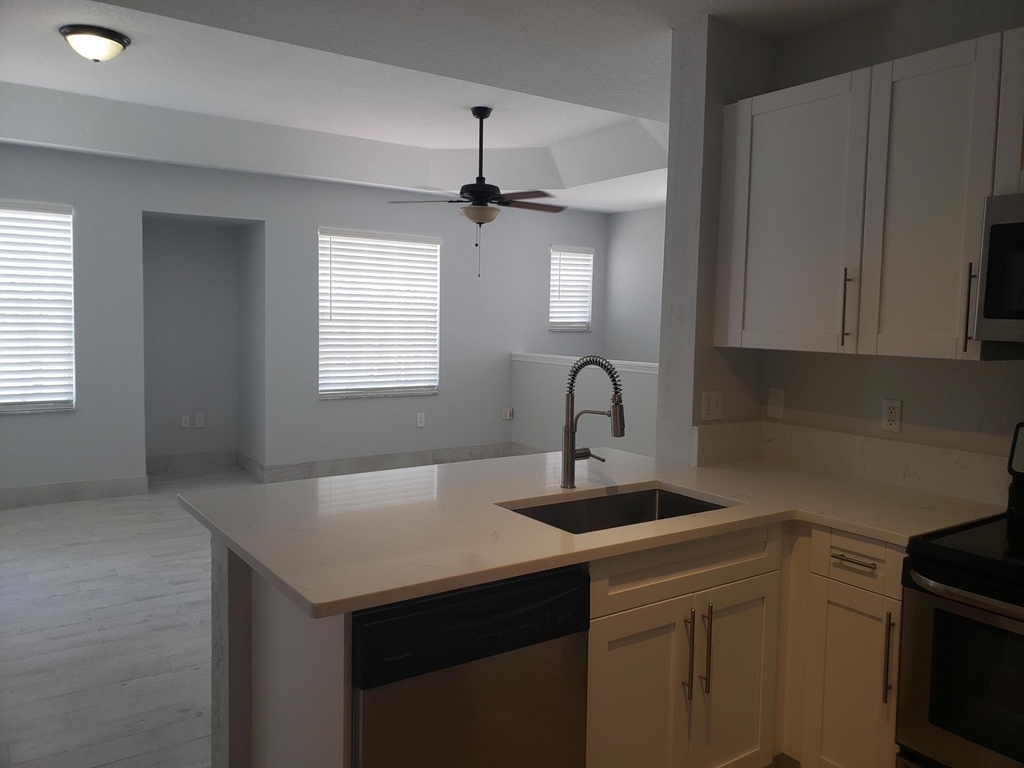 1005 Belmont Place - Photo 4