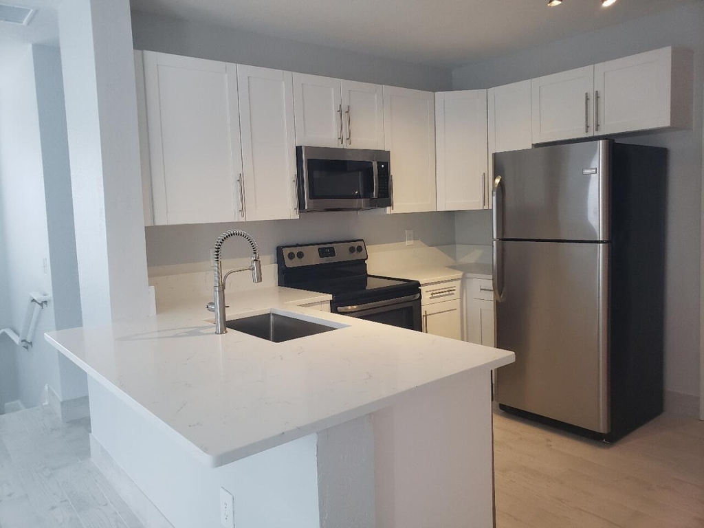 1005 Belmont Place - Photo 2