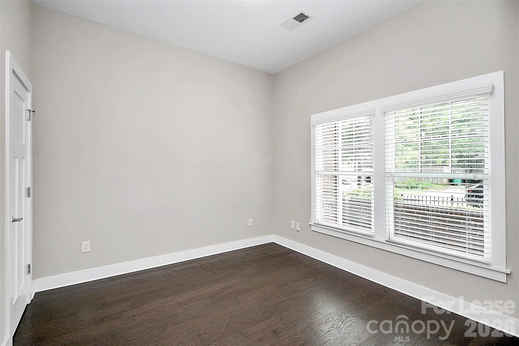 1420 W 4th Street - Photo 4