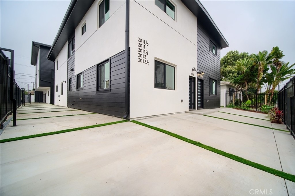 2011 S 8th Avenue - Photo 1