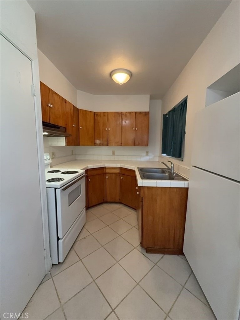 2435 Lakeshore - Photo 4