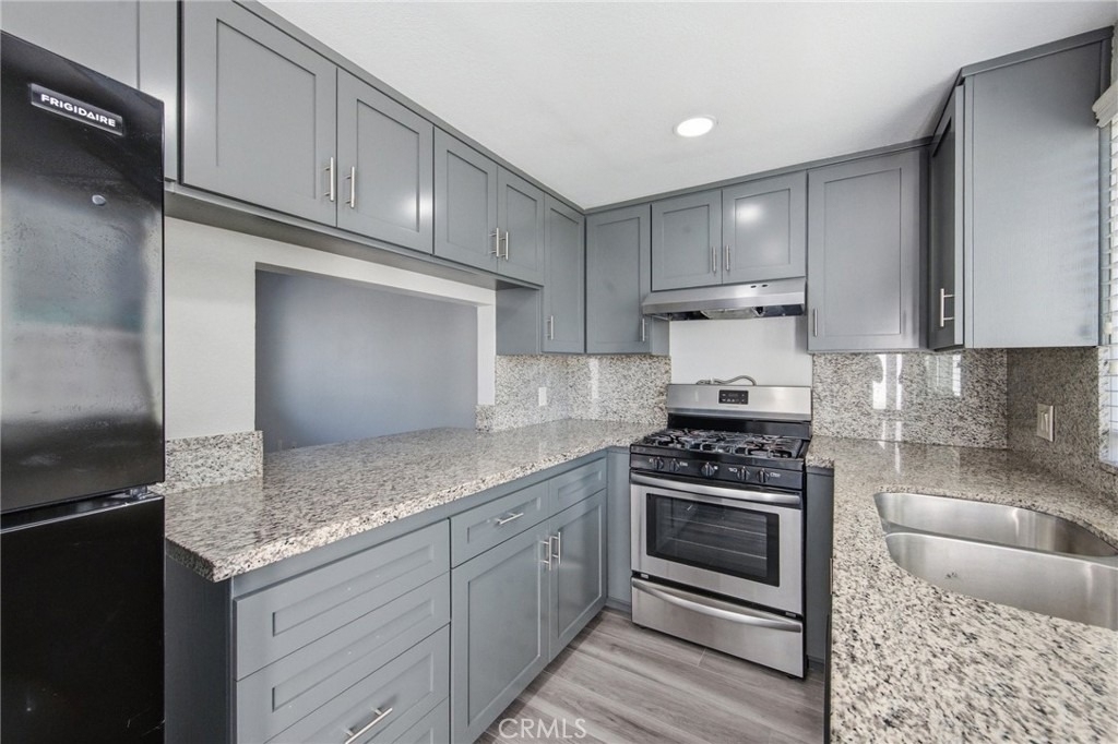 220 W 3rd - Photo 18