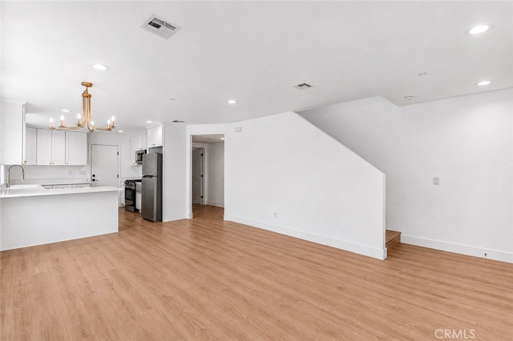 16385 Valencia Avenue - Photo 2