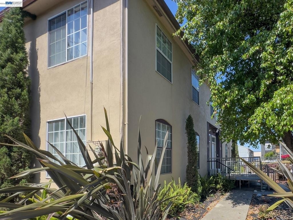 2716 Adeline St - Photo 3