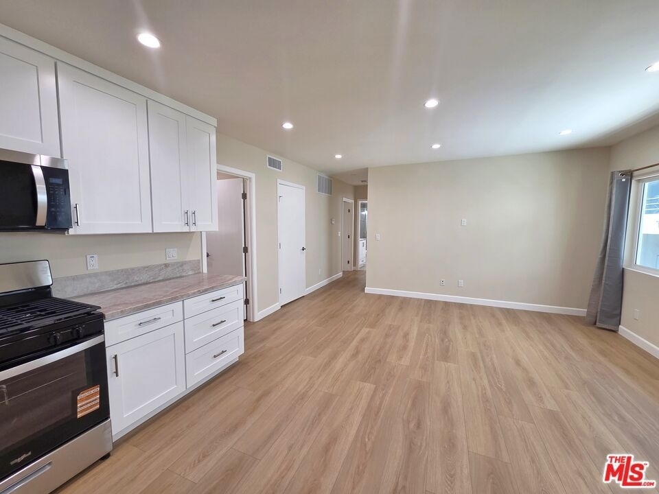 1449 Butler Ave - Photo 2