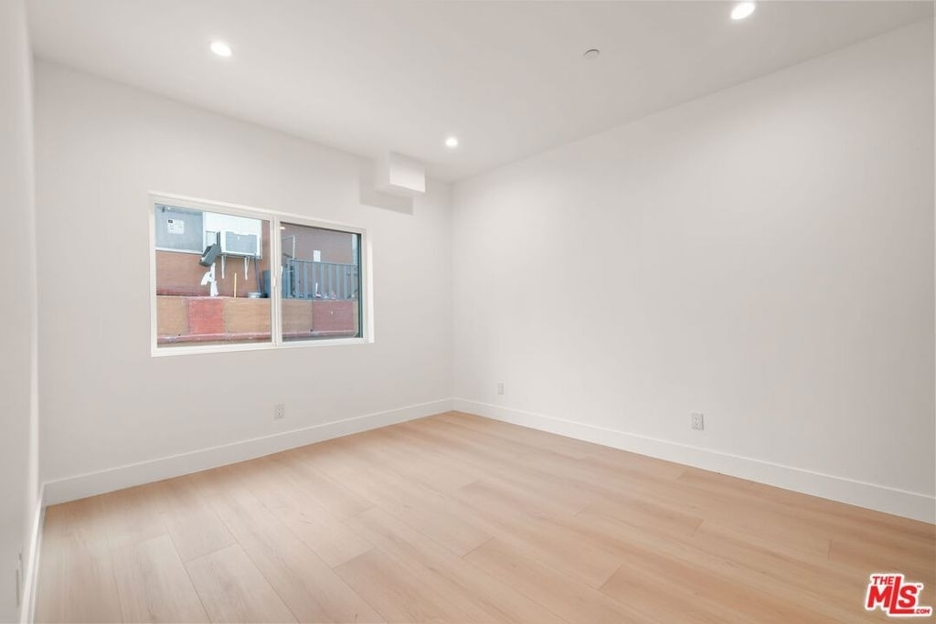 913 N Hobart Boulevard - Photo 12