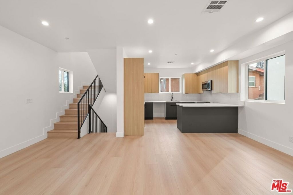 913 N Hobart Boulevard - Photo 3