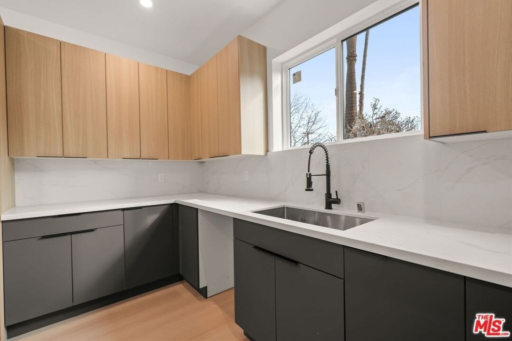 913 N Hobart Boulevard - Photo 2