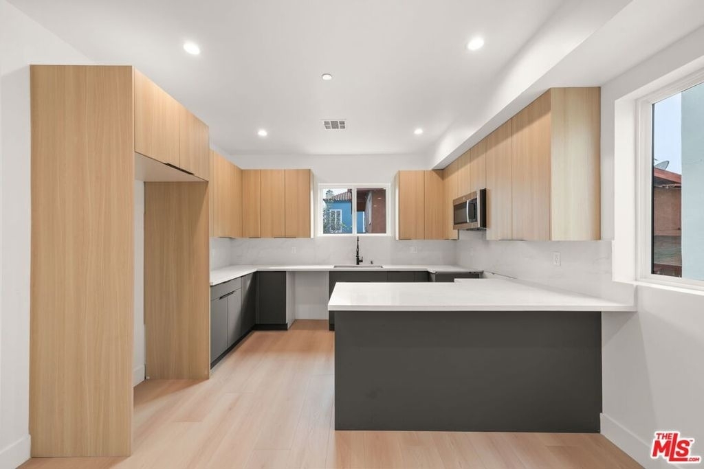 913 N Hobart Boulevard - Photo 1