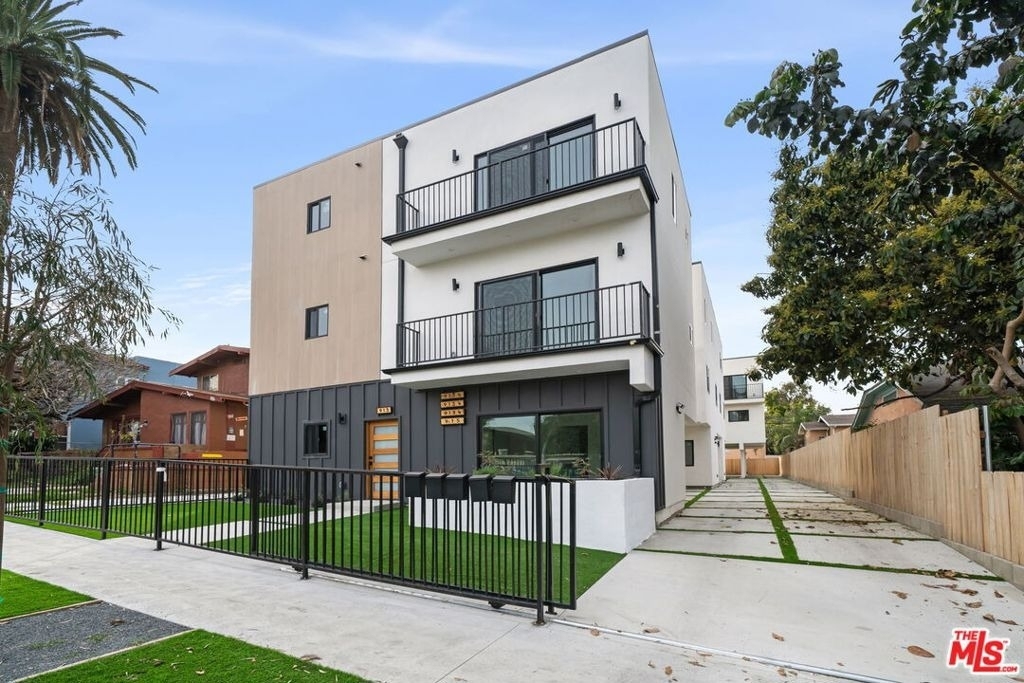 913 N Hobart Boulevard - Photo 22