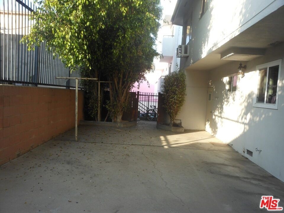 213 S Alexandria Avenue - Photo 2
