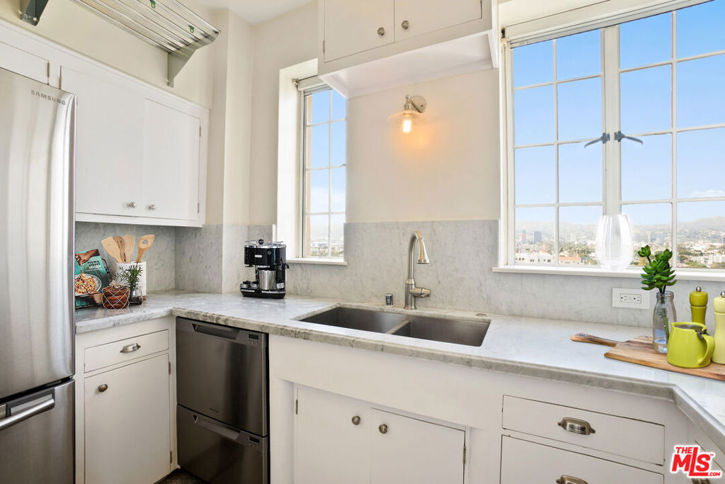 450 N Rossmore Avenue - Photo 4