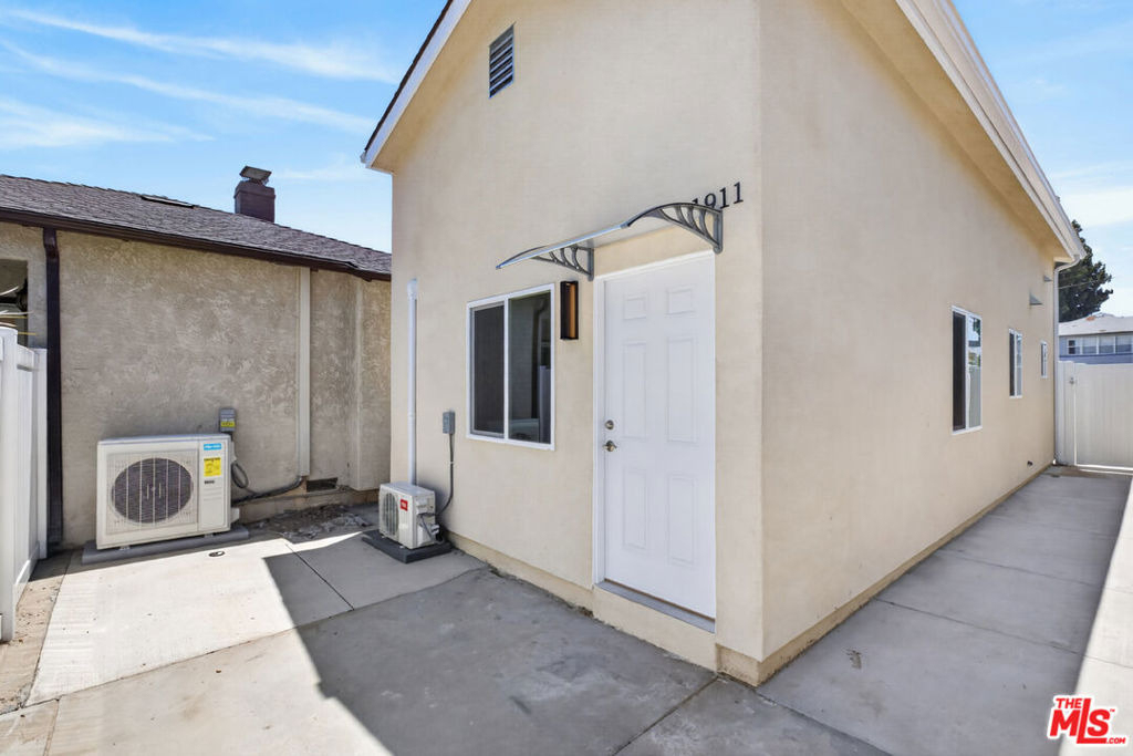 1911 N Manning Street - Photo 0