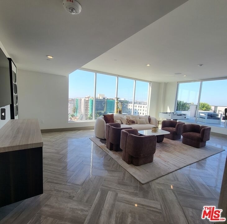 750 S Kingsley Drive - Photo 3