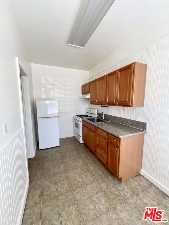 439 N Van Ness Avenue - Photo 3