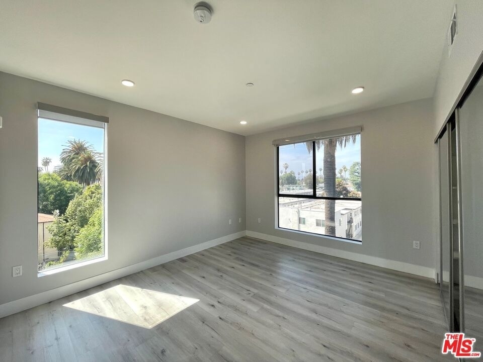 14612 Calvert Street - Photo 10