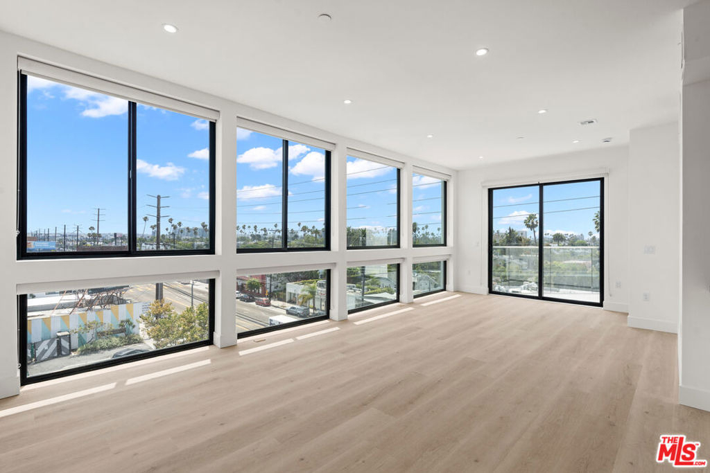 1808 Lincoln Boulevard - Photo 2
