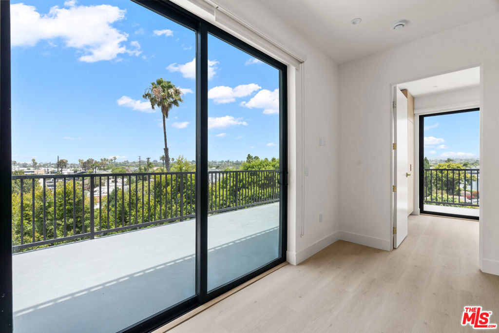 1808 Lincoln Boulevard - Photo 2