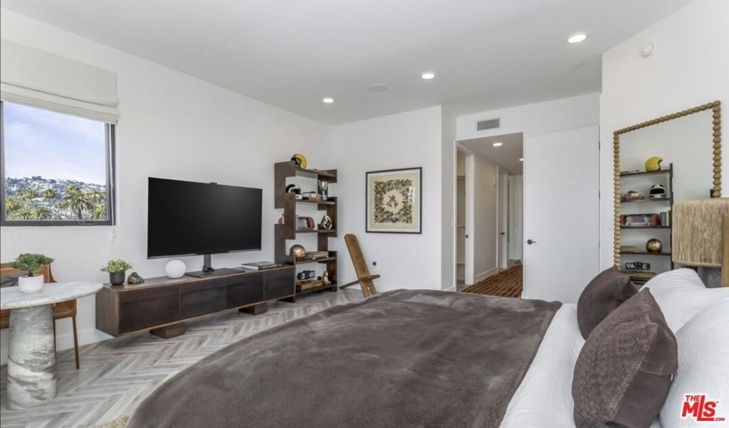137 N Doheny Drive - Photo 23