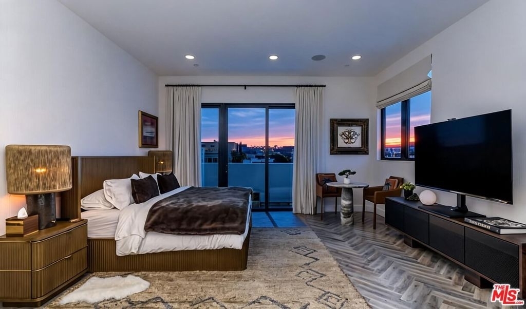 137 N Doheny Drive - Photo 7