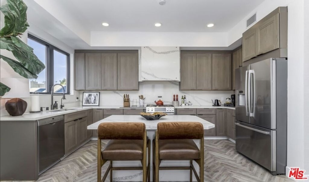 137 N Doheny Drive - Photo 15