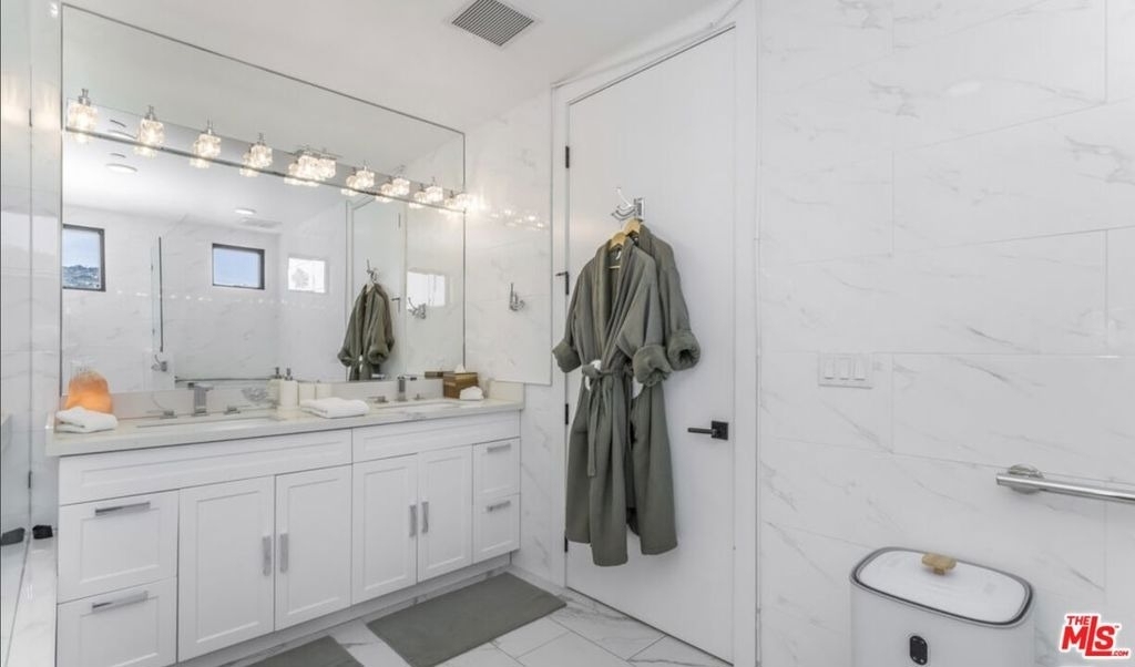 137 N Doheny Drive - Photo 25