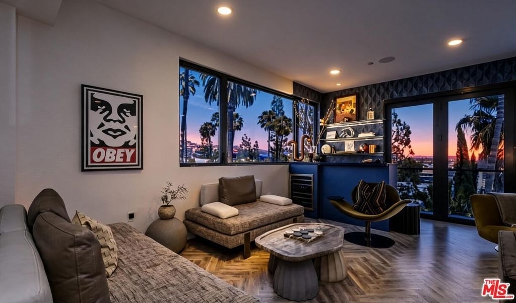 137 N Doheny Drive - Photo 2