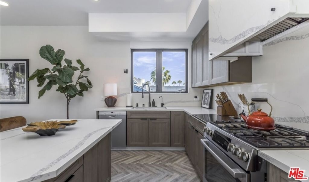 137 N Doheny Drive - Photo 17