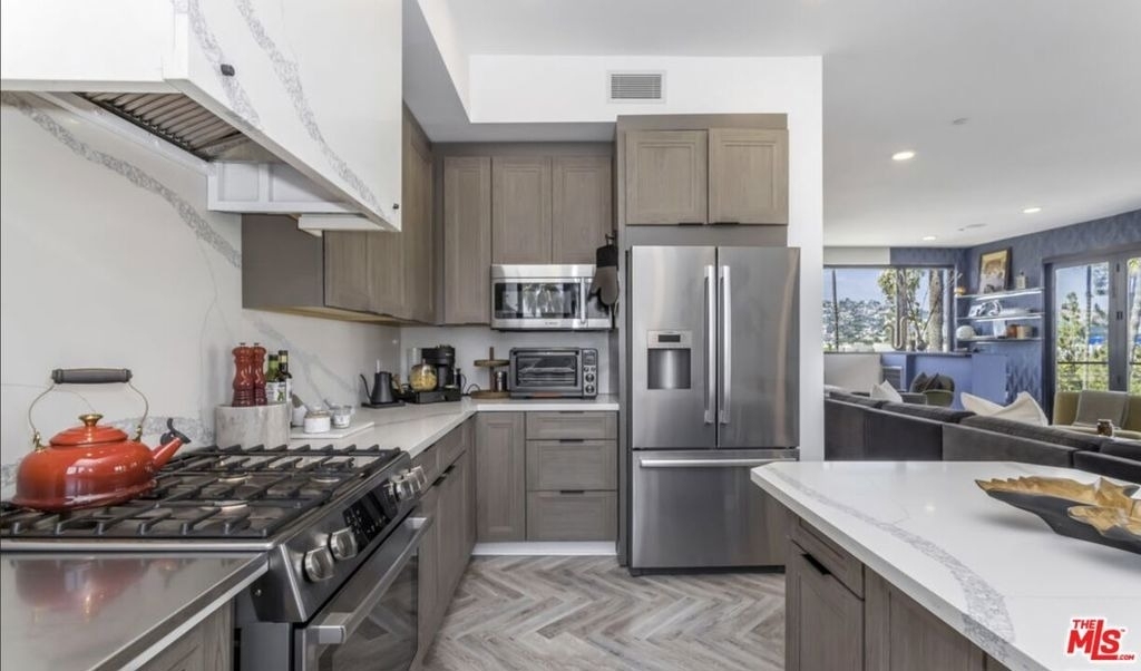 137 N Doheny Drive - Photo 18