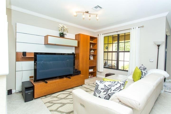 10426 Wellington Parc Drive - Photo 2
