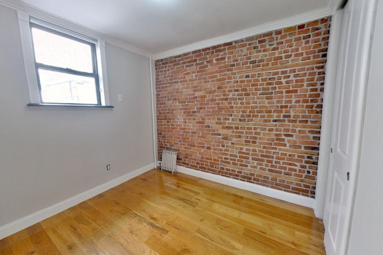 Essex Street - Photo 2