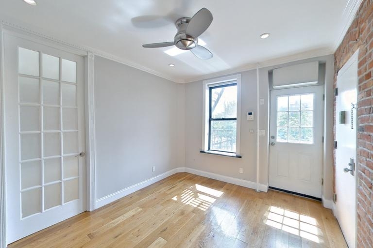 Essex Street - Photo 1
