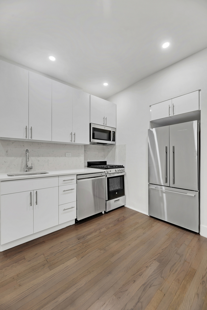 Madison Avenue - Photo 1