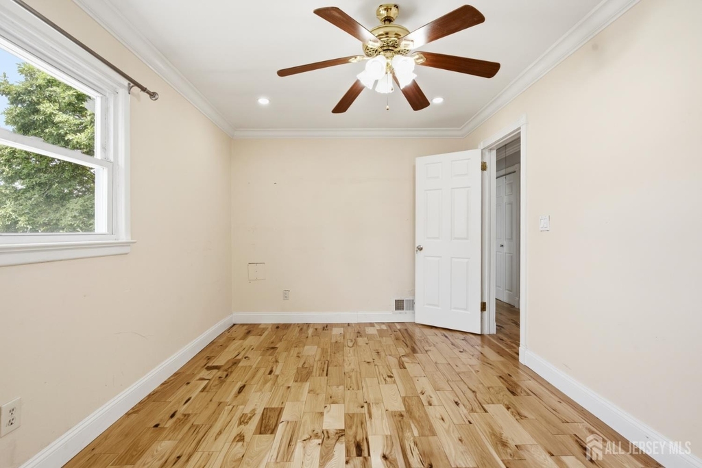 264 E George Place E - Photo 18