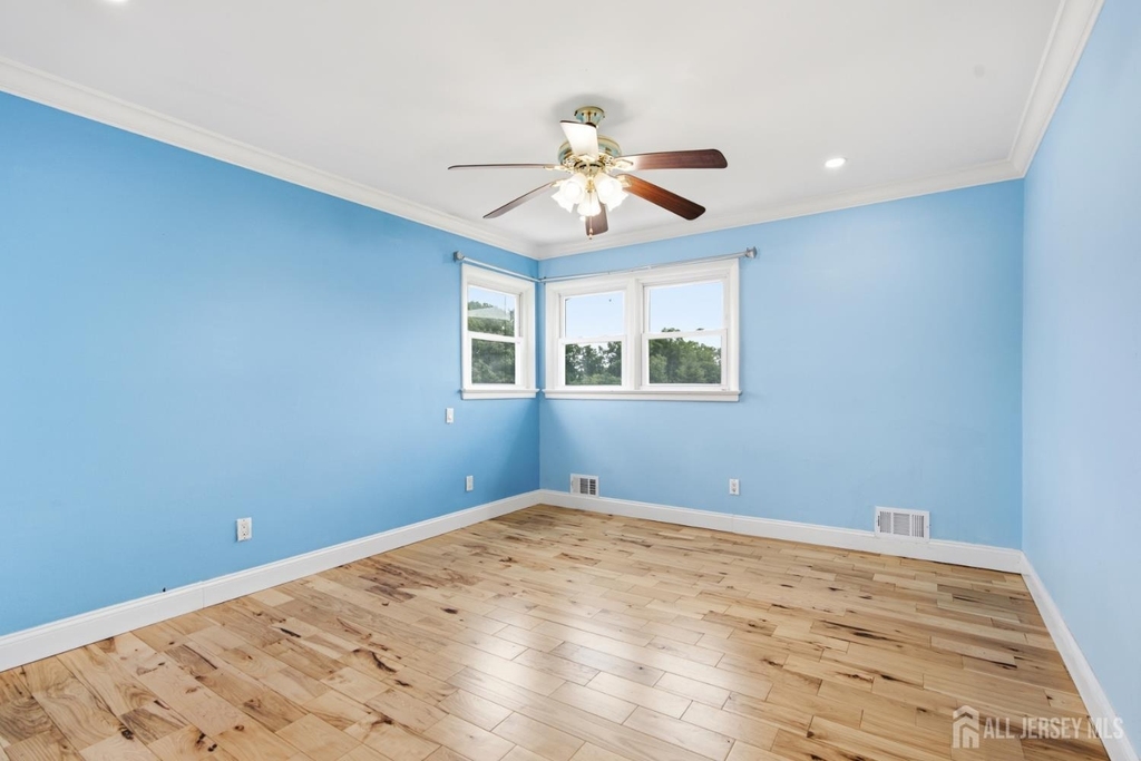264 E George Place E - Photo 14