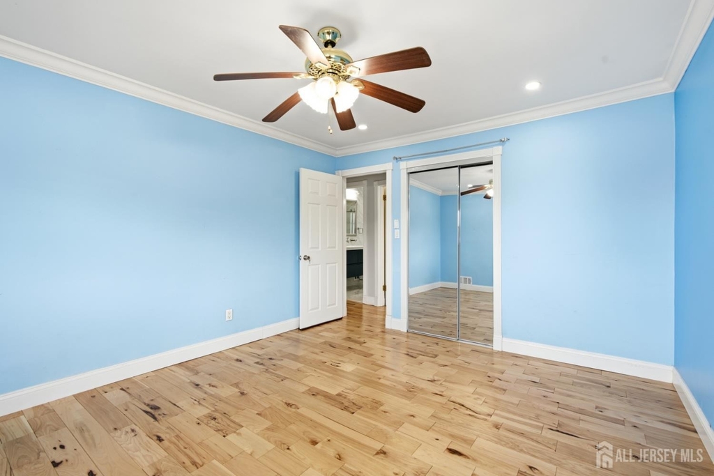 264 E George Place E - Photo 15