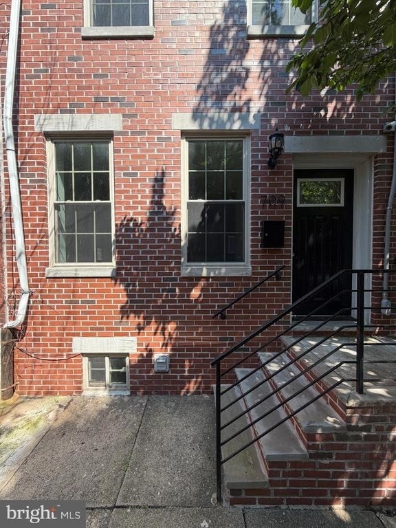 709 S Warnock Street - Photo 0