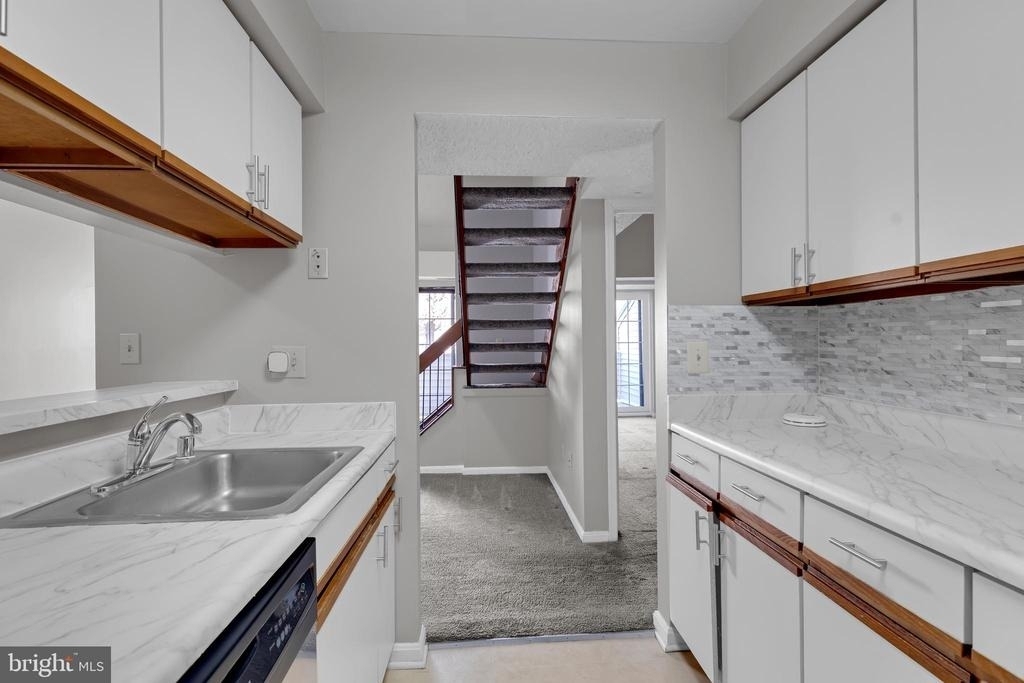 1639 Carriage House Terrace - Photo 16