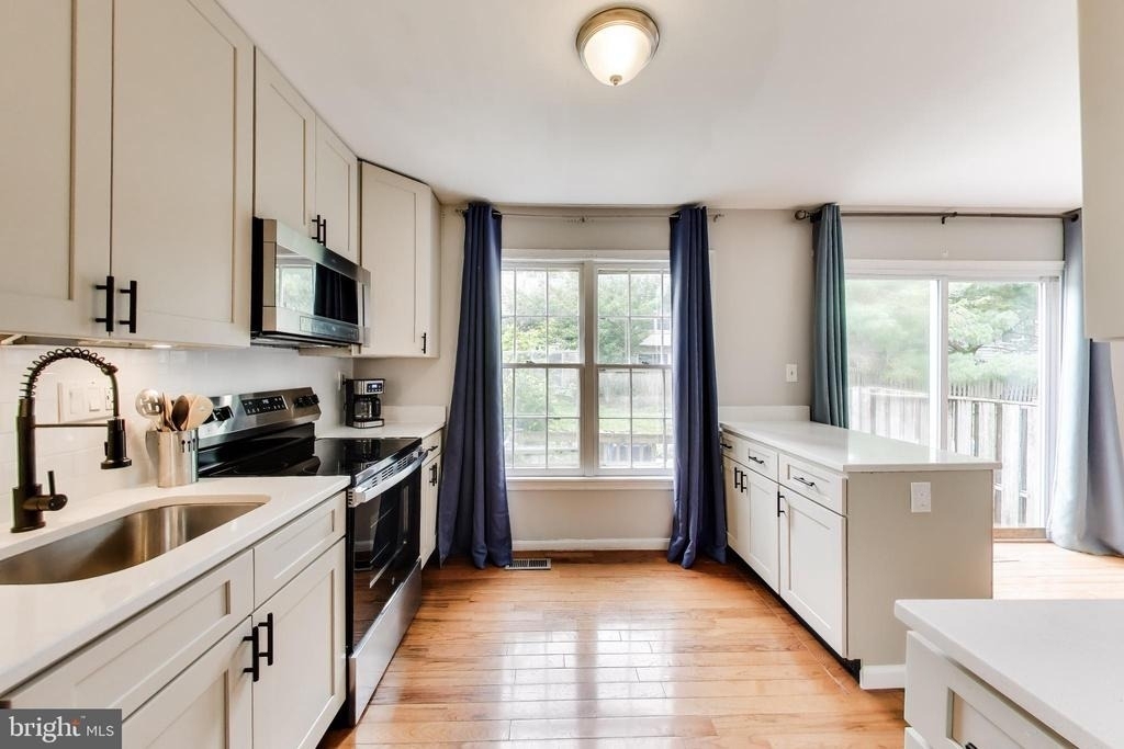 10075 Maple Leaf Drive - Photo 4