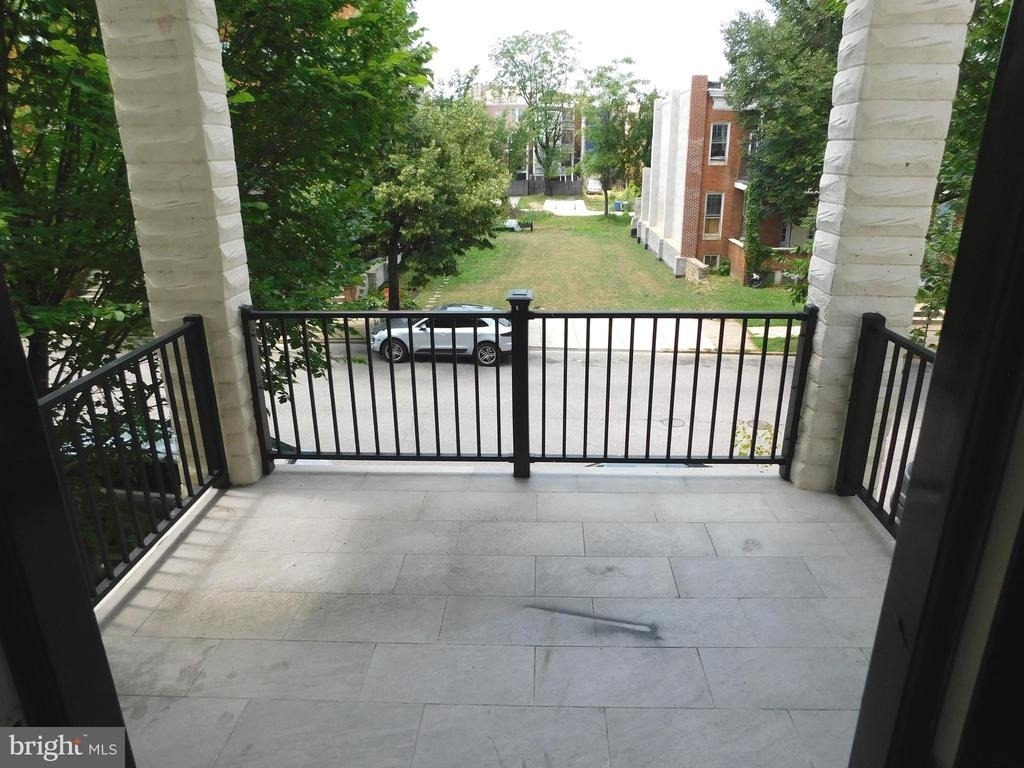 2427 Lakeview Avenue - Photo 9