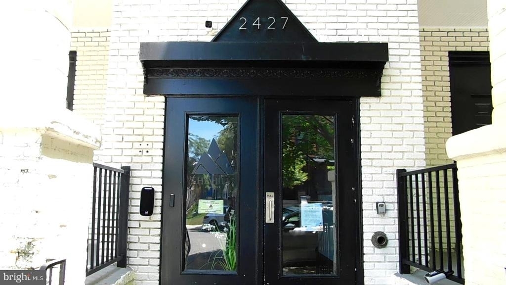 2427 Lakeview Avenue - Photo 0