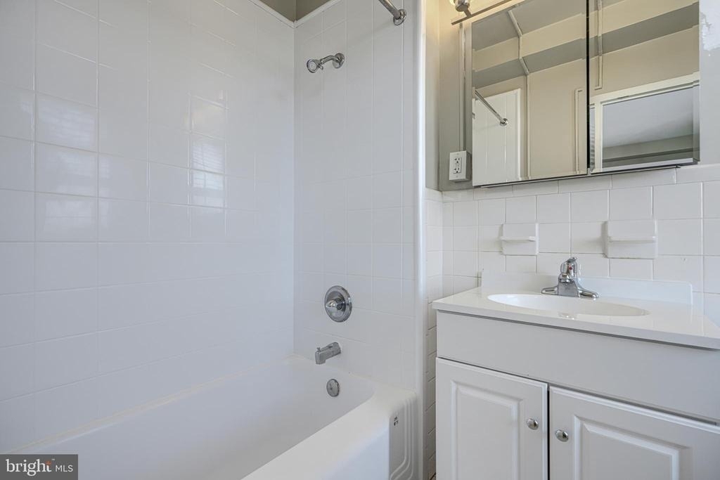 105 39th Street W - Photo 32