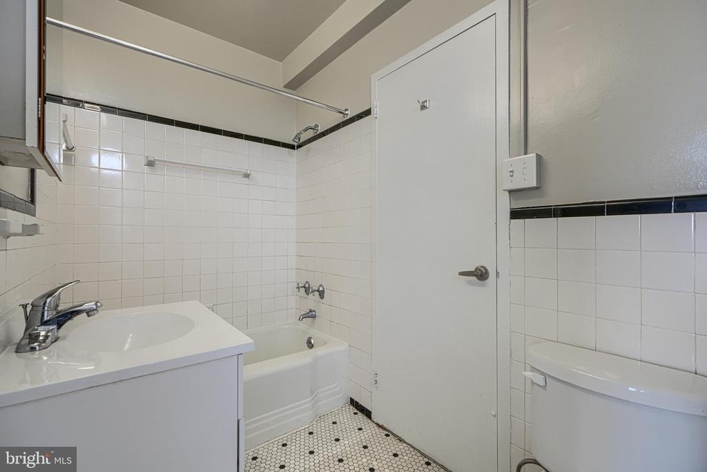 105 39th Street W - Photo 27
