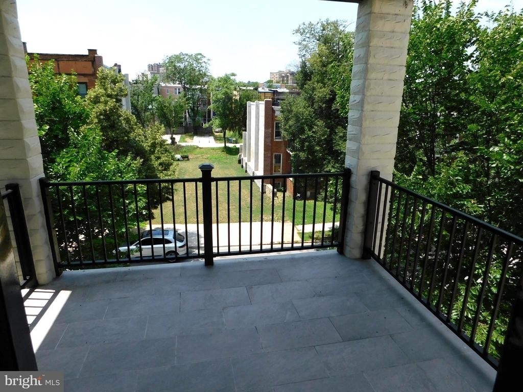 2427 Lakeview Avenue - Photo 11