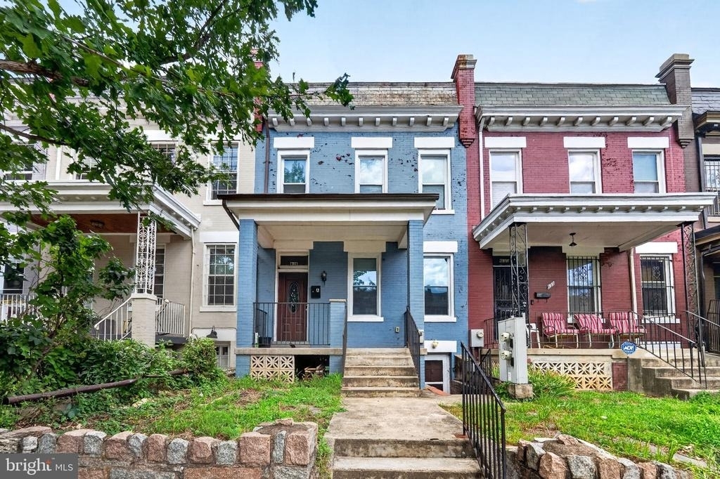 635 Kenyon Street Nw - Photo 1