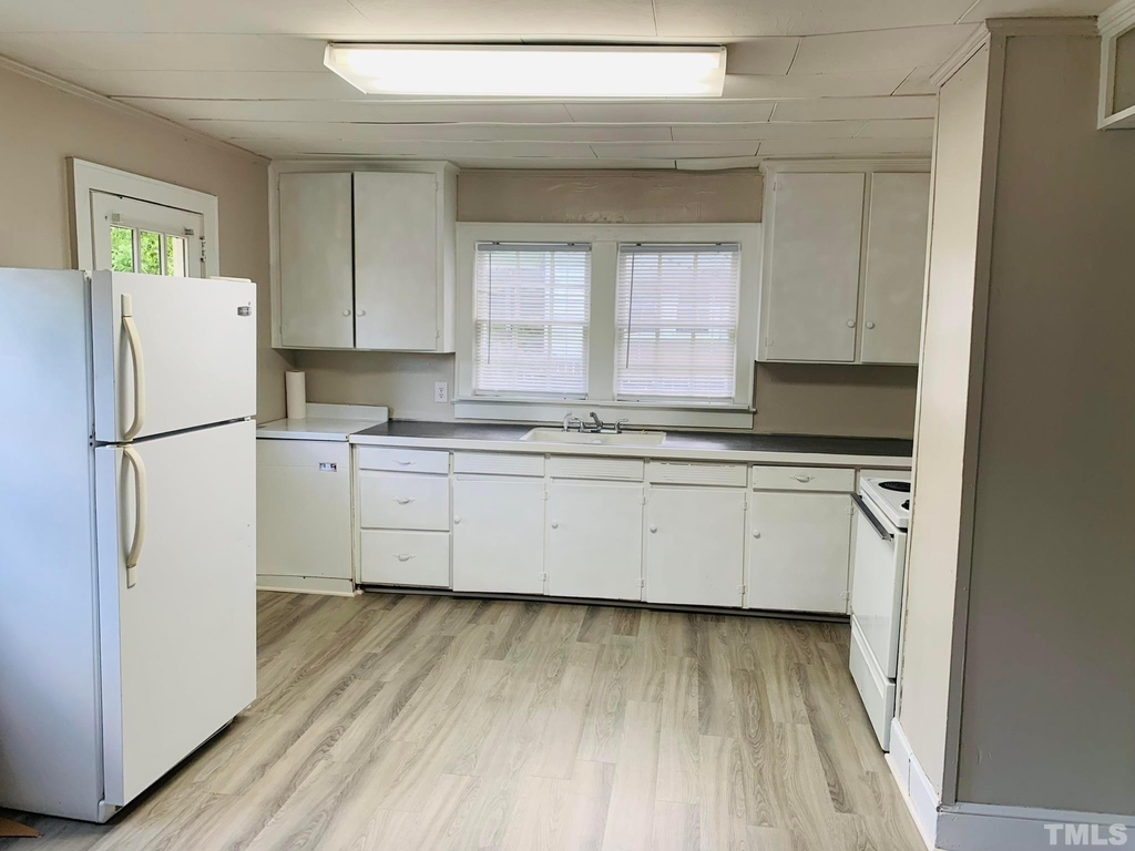 203 Hillsborough Road - Photo 2