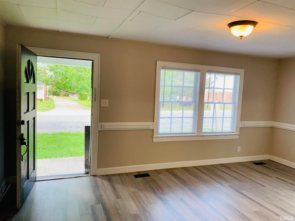 203 Hillsborough Road - Photo 5