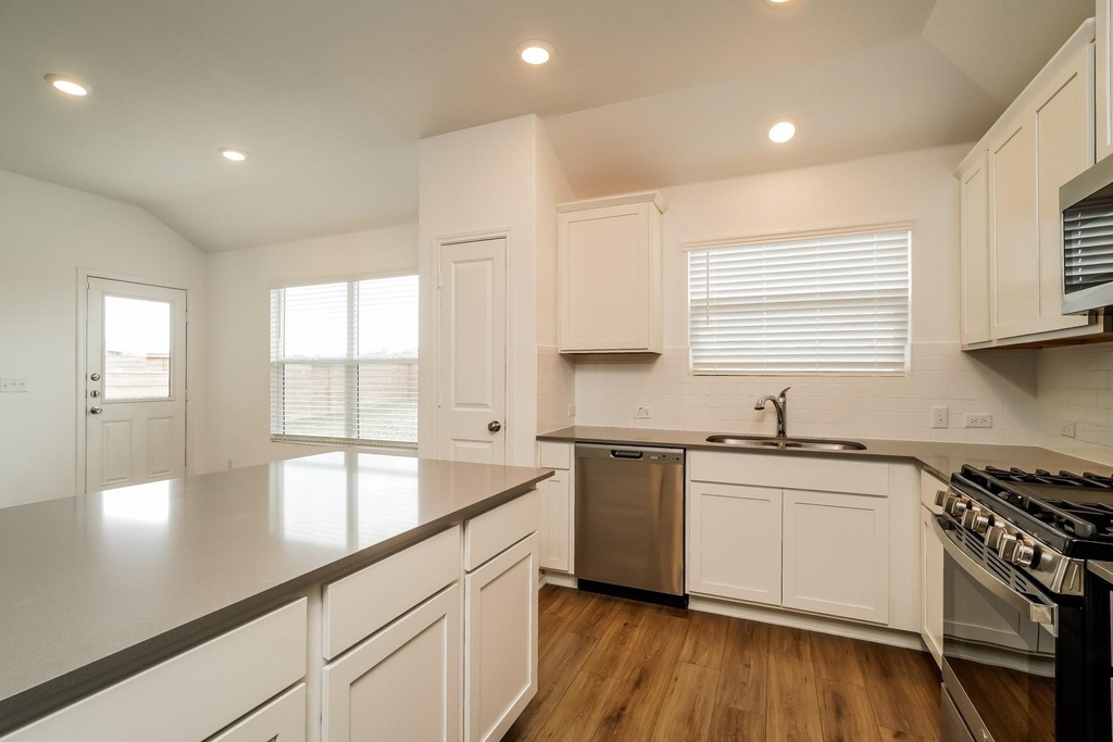 341 Madrid St - Photo 10