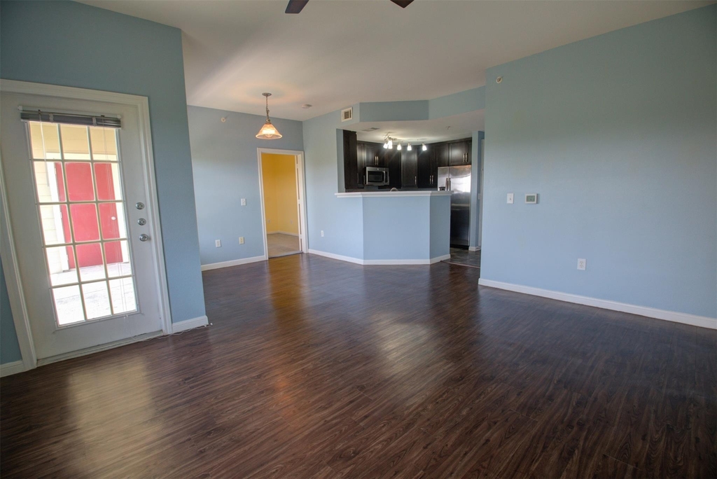 2320 Gracy Farms Ln - Photo 3
