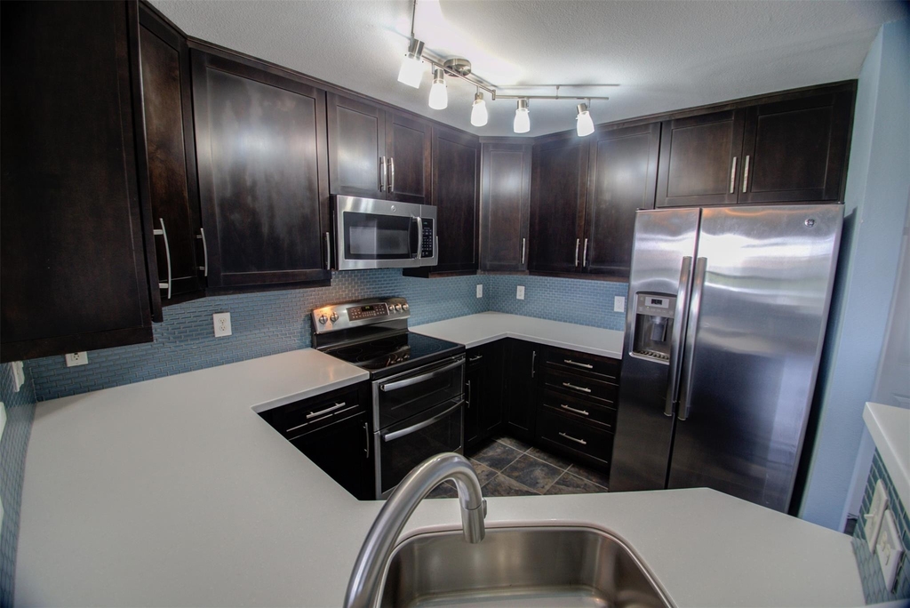 2320 Gracy Farms Ln - Photo 5